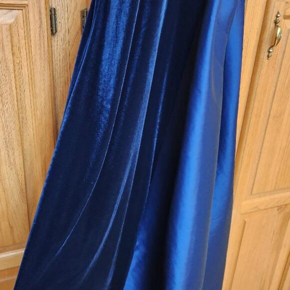 Beautiful blue satin and velvet Tadashi Shoji formal evening gown size 2 - Picture 3 of 4